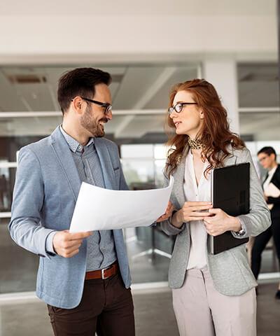 Ventajas para Empresas - Hombre y mujer de negocios en una reunion en la oficina